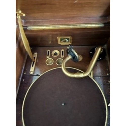 7161 - A wood cased Master Voice Model 261 gramophone with various 78