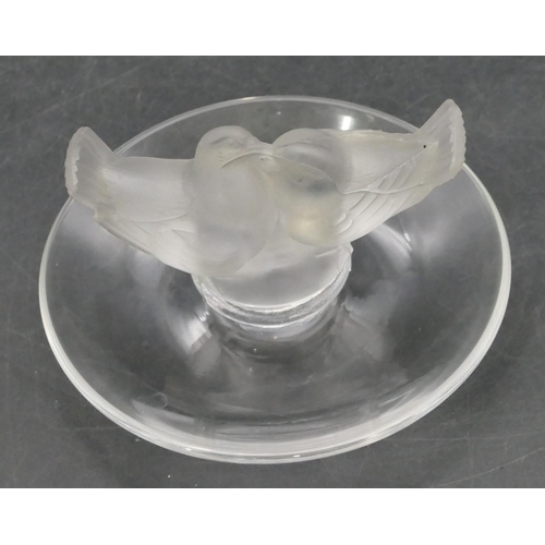 195 - A Lalique frosted glass circular dish with 2 lovebird motifs, 9.5cm diameter