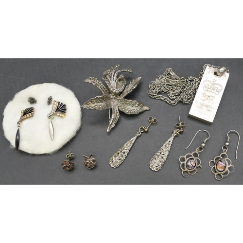 404 - An Elizabeth II Silver Jubilee pendant nugget, maker's mark JSL, a silver floral brooch and 5 variou... 