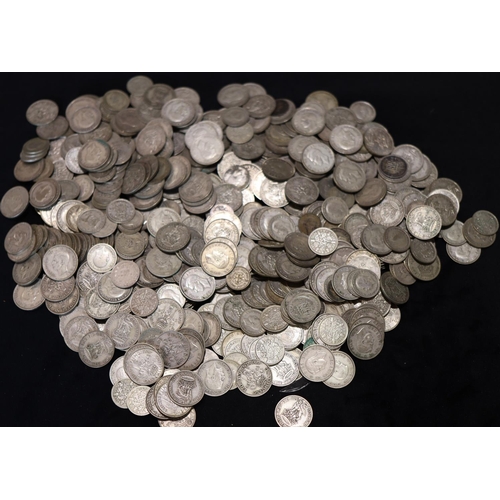 622 - A large collection of Victorian and later silver One Shilling, Sixpence etc., 2269 grams