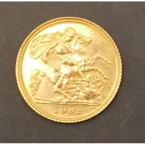 636 - An Elizabeth II gold Half Sovereign, 1982, 4 grams