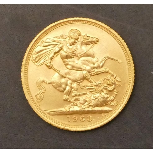 640 - An Elizabeth II gold Sovereign, 1963,