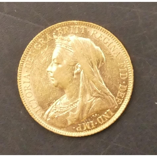 643 - A late Victorian gold Sovereign, 1900, 8 grams