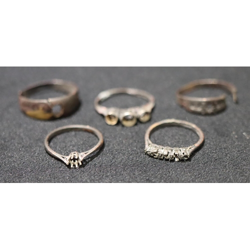 644 - A platinum ladies' ring (stone missing), 4 gold rings (all stones missing and all a/f), 13.6 grams g... 