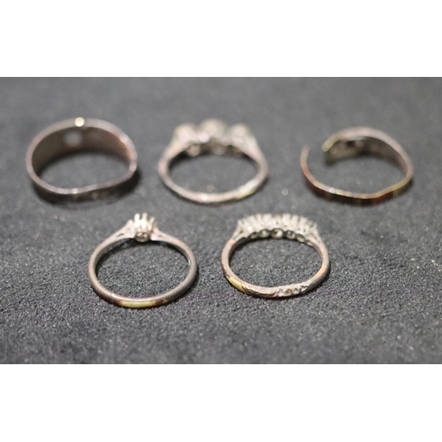 644 - A platinum ladies' ring (stone missing), 4 gold rings (all stones missing and all a/f), 13.6 grams g... 