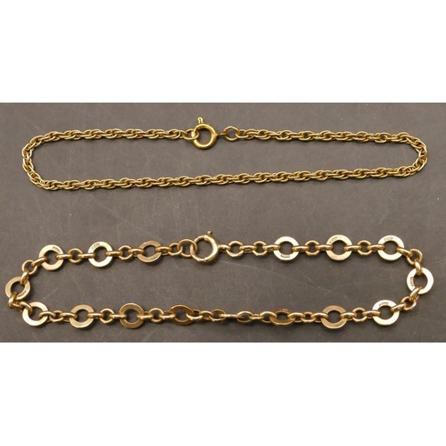 667 - A 9ct gold circular linked bracelet, 19cm long, a gold bracelet, 7.5 grams (2)