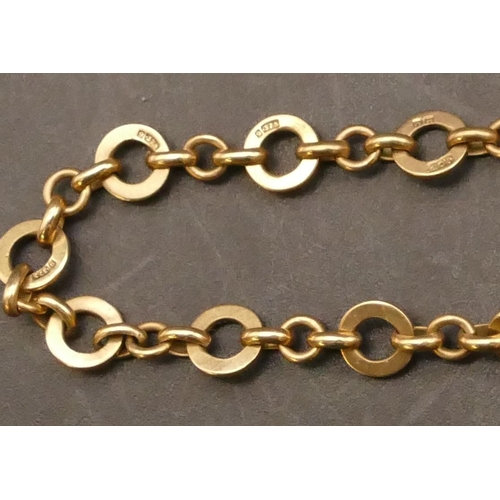 667 - A 9ct gold circular linked bracelet, 19cm long, a gold bracelet, 7.5 grams (2)