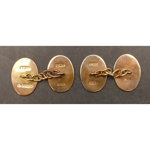 669 - A pair of gentlemen's 9ct gold oval cufflinks with engraved floral and leaf decoration, 8.6 grams