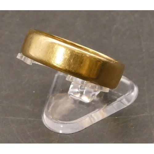 670 - A 9ct gold wedding ring, Size U/V, 4.5 grams