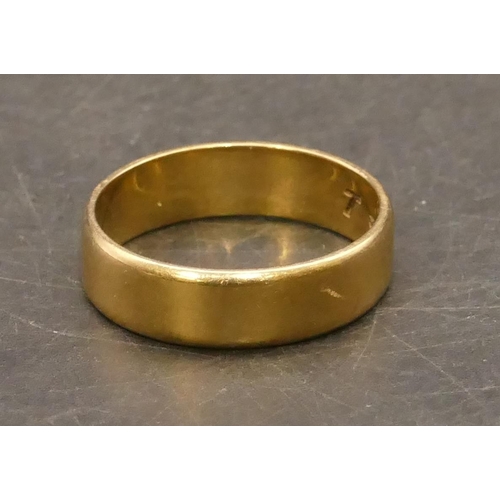 670 - A 9ct gold wedding ring, Size U/V, 4.5 grams