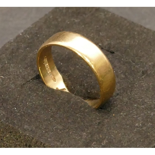 670 - A 9ct gold wedding ring, Size U/V, 4.5 grams