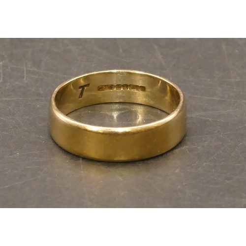 670 - A 9ct gold wedding ring, Size U/V, 4.5 grams