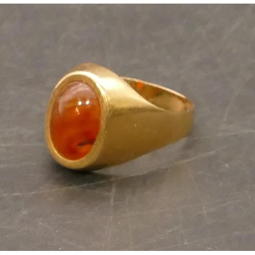 673 - An oval gold ring set with agate (cut), Size L/M, 3.9 grams