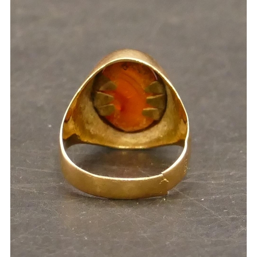 673 - An oval gold ring set with agate (cut), Size L/M, 3.9 grams