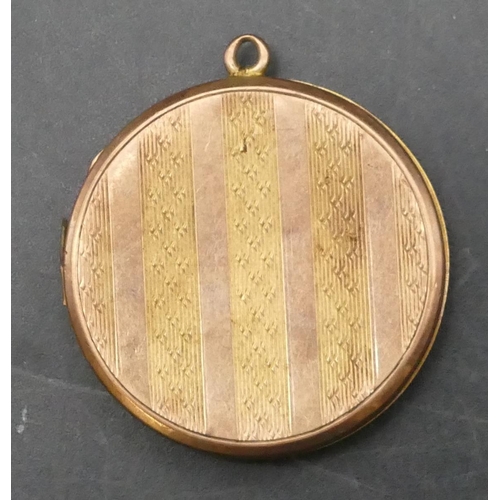 758 - A 9ct gold circular locket (hinge a/f), 7 grams