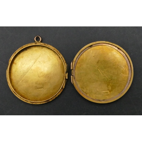 758 - A 9ct gold circular locket (hinge a/f), 7 grams