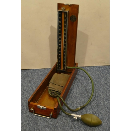 777 - An Accoson vintage mahogany blood pressure monitor in mahogany case with hinged lid, 37cm high (open... 