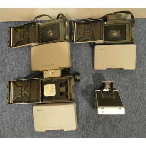 782 - A Polaroid SX-70 Land camera, 3 Polaroid cameras, 103 220 and 210 (4)