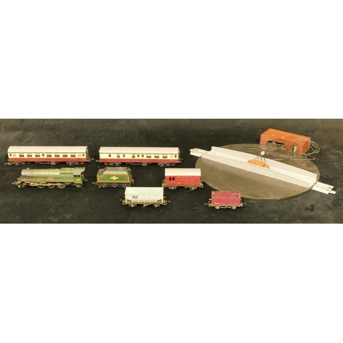 798 - A boxed Tri-Ang 00 Gauge electric model railway (some parts missing and box in need of restoration),... 