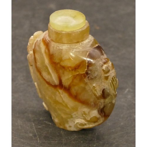 800 - A hardstone snuff bottle with stopper, with animal shaped handles, 5.5cm high