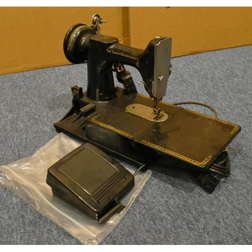 844 - A Singer 222K Featherweight Free arm Sewing Machine, circa. 1955, Serial No. EJ908494, with pedal (n... 