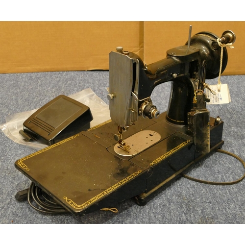 844 - A Singer 222K Featherweight Free arm Sewing Machine, circa. 1955, Serial No. EJ908494, with pedal (n... 