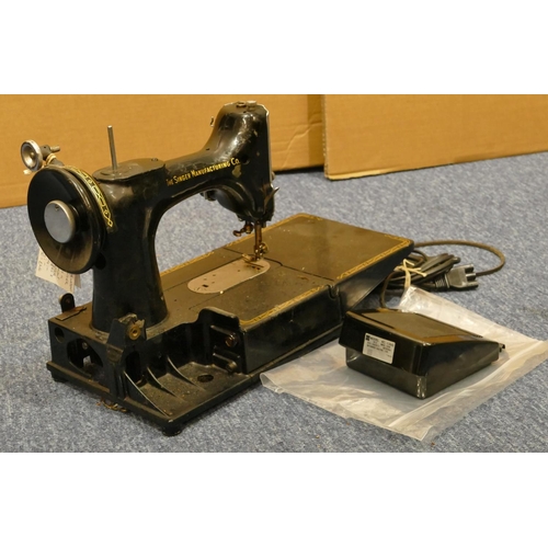 844 - A Singer 222K Featherweight Free arm Sewing Machine, circa. 1955, Serial No. EJ908494, with pedal (n... 