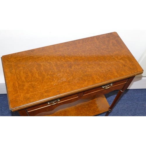 949 - A reproduction maple wood style side table with inlaid stringing, 2 drawers with drop brass handles ... 