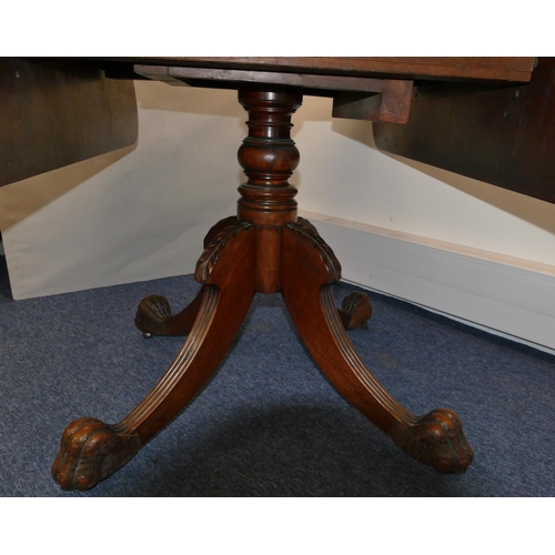 952 - A 19th Century mahogany drop leaf dining table on centre column support with 4 splayed reeded legs w... 