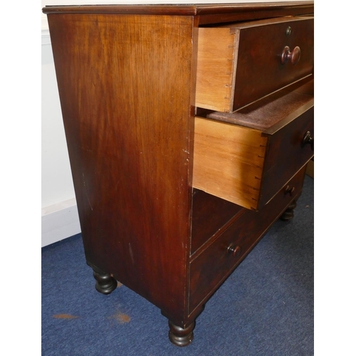 950 - A large 19th Century mahogany straight front chest of drawers with 2 short and 3 long graduated draw... 