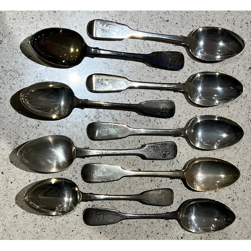 394 - A Harlequin set of 9 Georgian silver dessert spoons, 12.7oz