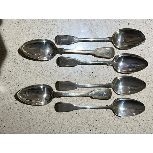 396 - A Harlequin set of 6 Georgian silver tablespoons, London 2 x 1818, 2 x 1826, 1 x 1823 and 1 x 1810, ... 