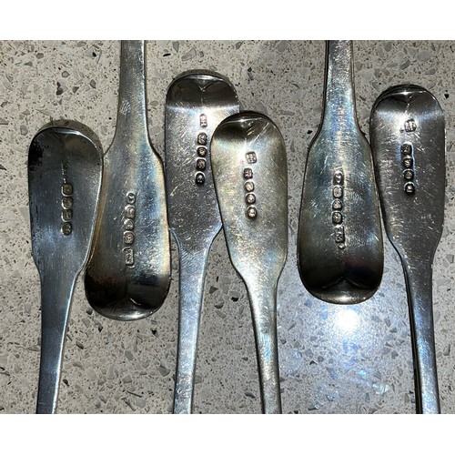 396 - A Harlequin set of 6 Georgian silver tablespoons, London 2 x 1818, 2 x 1826, 1 x 1823 and 1 x 1810, ... 