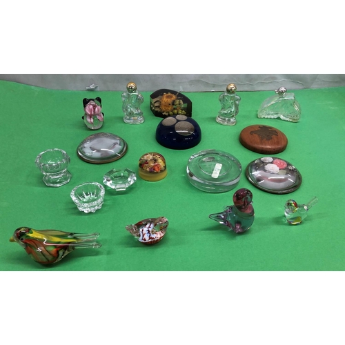 8075 - A quantity of paperweights and glass ornaments. (18)