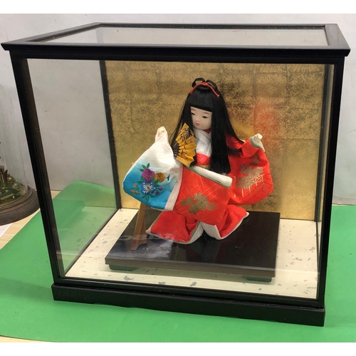 8082 - A Geisha doll in display case, box 47cm wide, 37cm deep, 43.5cm high.