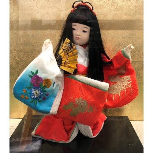 8082 - A Geisha doll in display case, box 47cm wide, 37cm deep, 43.5cm high.