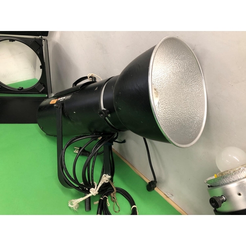 8091 - 2 Courtenay Solaflash 8000 studio lights, a Leitz Wetzlar Focomatic studio light etc. (4)