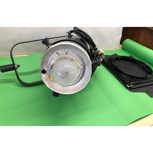 8091 - 2 Courtenay Solaflash 8000 studio lights, a Leitz Wetzlar Focomatic studio light etc. (4)