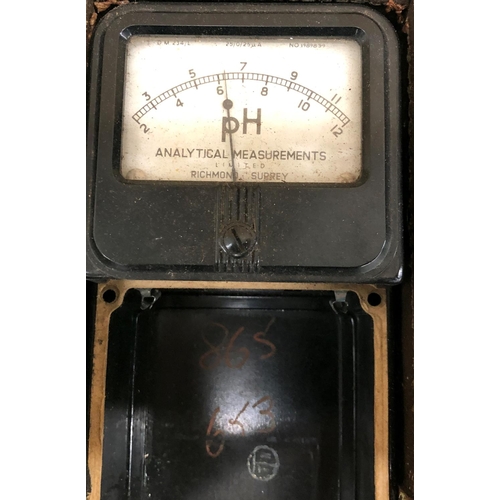 8161 - Thomas Strobemeter Model 1B voltmeter advanced made in England in case and 2 other measuring instrum... 