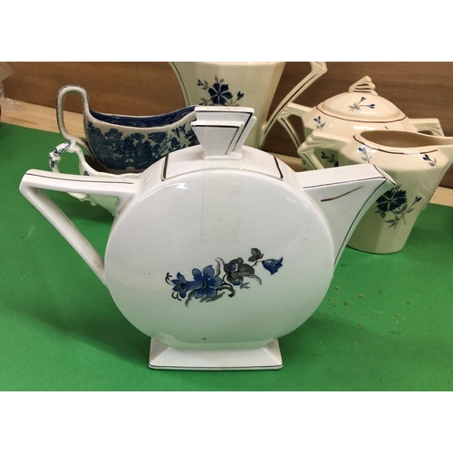 8182 - A blue white and gilt tea set, 6 side plates, 5 saucers (1 chip), 5 cups, teapot, sugar bowl and 1 b... 