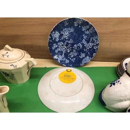 8182 - A blue white and gilt tea set, 6 side plates, 5 saucers (1 chip), 5 cups, teapot, sugar bowl and 1 b... 