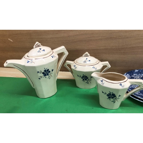 8182 - A blue white and gilt tea set, 6 side plates, 5 saucers (1 chip), 5 cups, teapot, sugar bowl and 1 b... 