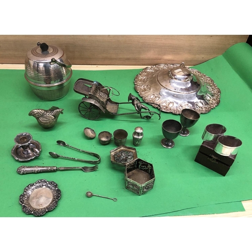 8193 - A mixed lot of plated and other items, 2 egg cups, pair of napkin rings, ice bucket etc.