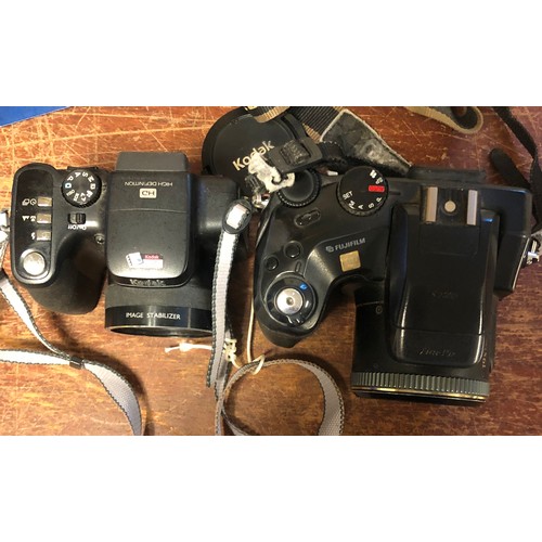 8086 - Sony Cybershot DSC-W55 7823107 digital camera with charging cable and instructions (not in original ... 