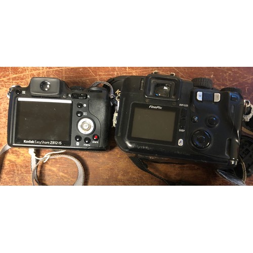 8086 - Sony Cybershot DSC-W55 7823107 digital camera with charging cable and instructions (not in original ... 