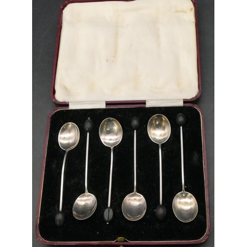 372 - A set of 6 Sheffield silver coffee bean spoons in fitted red leather case, 0.98oz gross