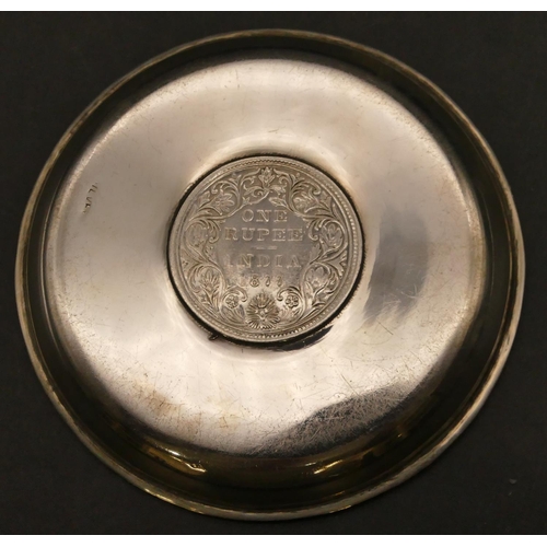 199 - A silver coloured metal small round dish inset with a Victorian 1 Rupee 1877 coin, 8.5cm diameter, 1... 
