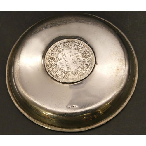 199 - A silver coloured metal small round dish inset with a Victorian 1 Rupee 1877 coin, 8.5cm diameter, 1... 