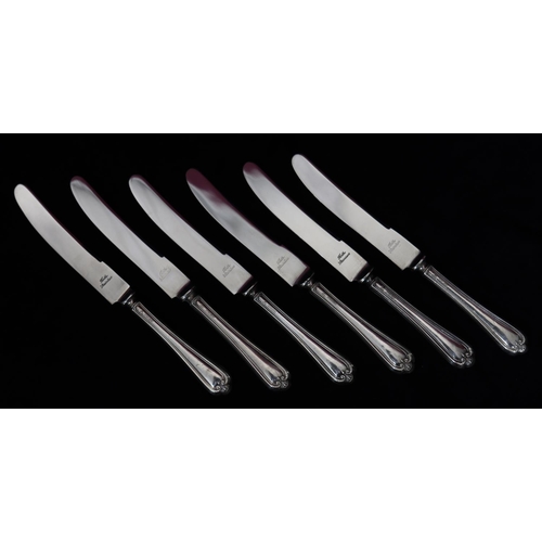 186 - A set of 6 Sheffield silver handled butter knives in fitted black leather case