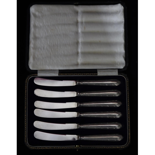 187 - A set of 6 Sheffield silver handled butter knives with raised ball handles in fitted black leather c... 
